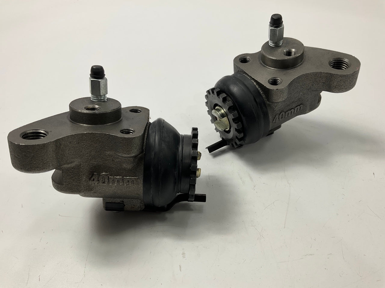 NEW UNBOXED Front Left + Right Drum Brake Wheel Cylinders, Pair, 87-95 Isuzu FSR