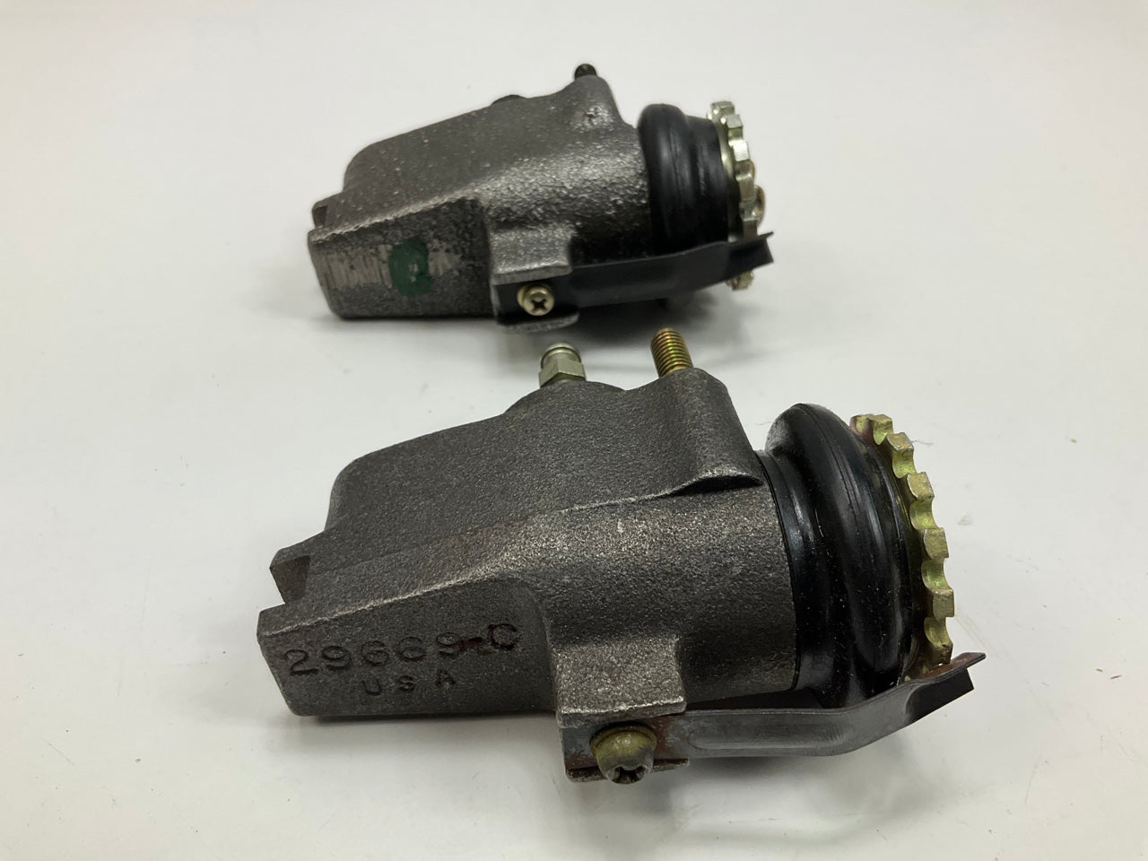 Raybestos WC37320 & WC37321 Front Left & Right Drum Brake Wheel Cylinder
