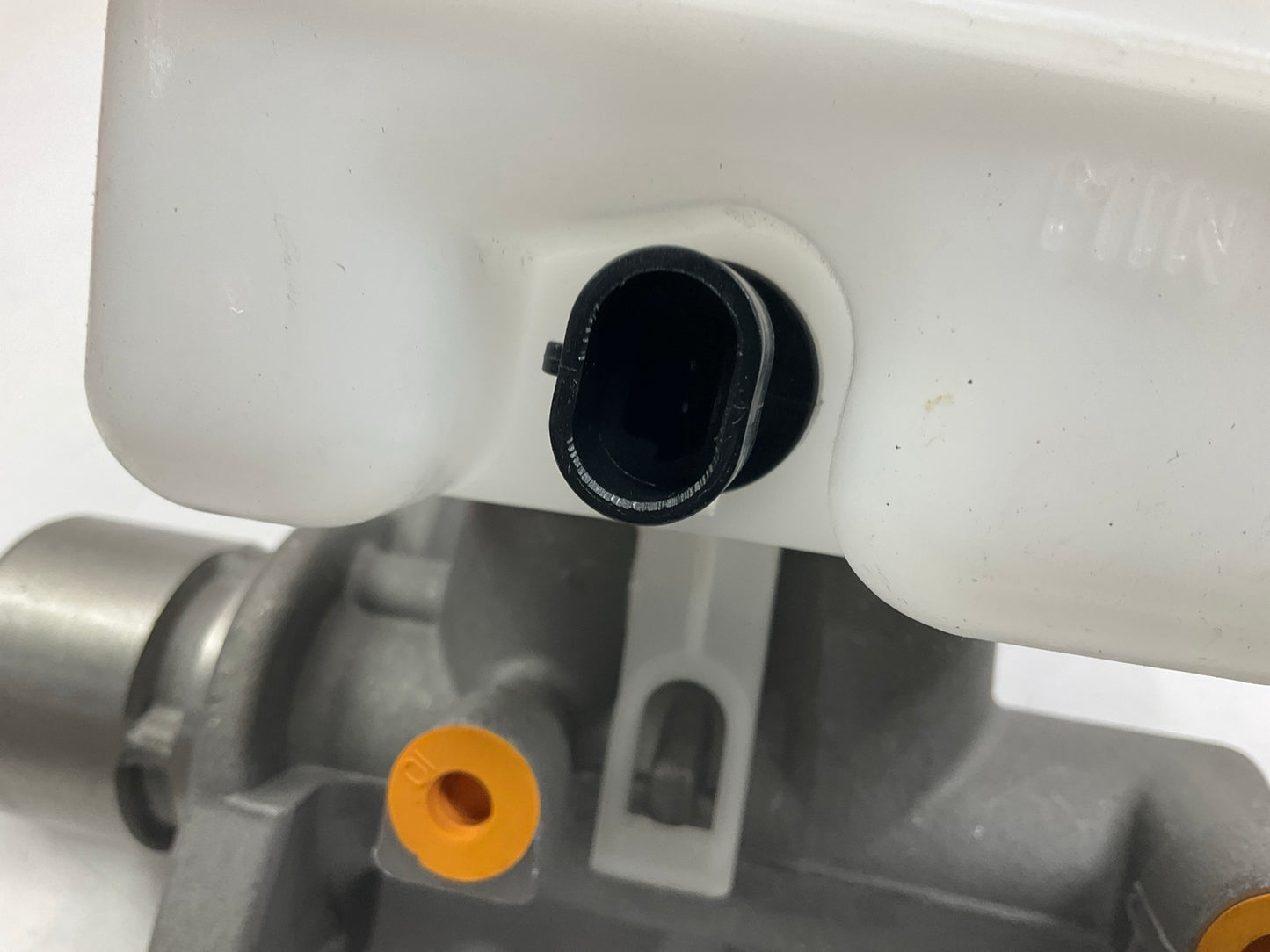 REMAN. Cardone 13-2957 Brake Master Cylinder With Reservoir 21018891, 22683095