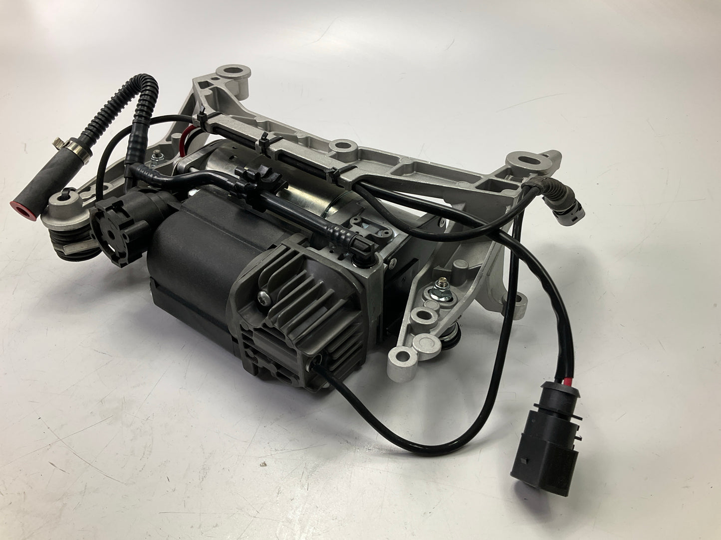 REMAN. Cardone 4J-4003C Air Suspension Compressor For 03-10 Porsche Cayenne AWD