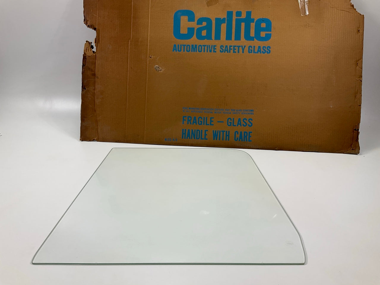 NOS - OEM Carlite 2600T Front Door Glass For 1973-1990 Ford L-Series L8000 L9000