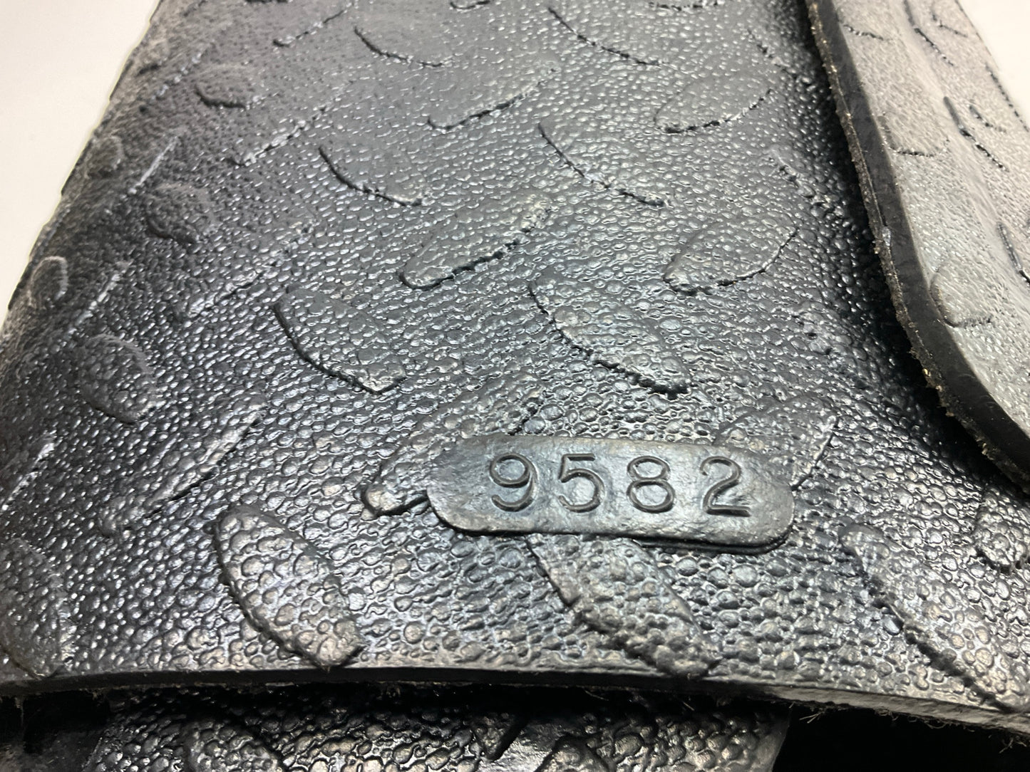 MISSING HARDWARE - Trim-To-Fit Tailgate Rubber Liner Mat 60-7/8'' X 19-3/4''