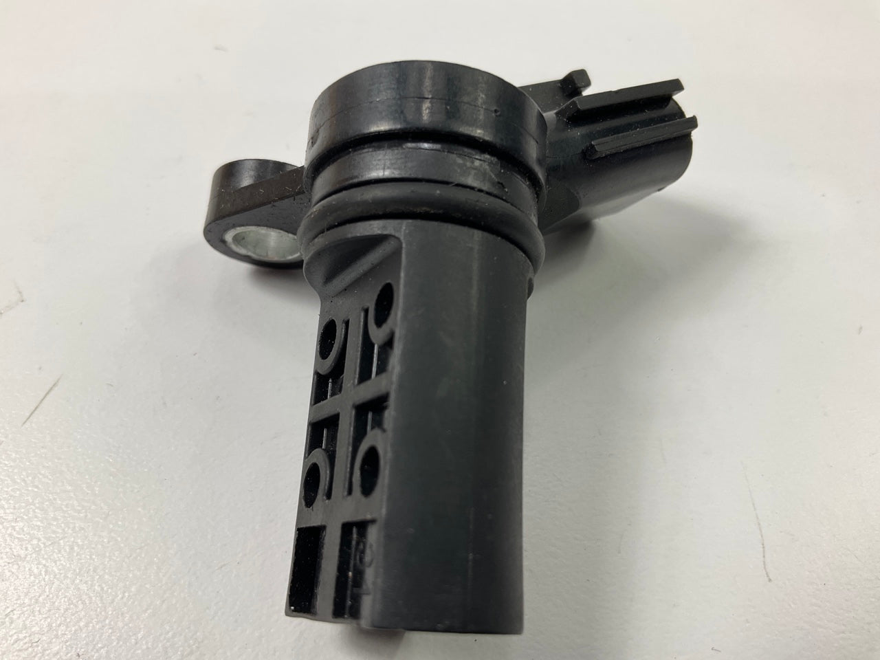 Carquest CSS1592 Engine Camshaft Position Sensor For 2000-2007 Nissan 3.5L-4.5L