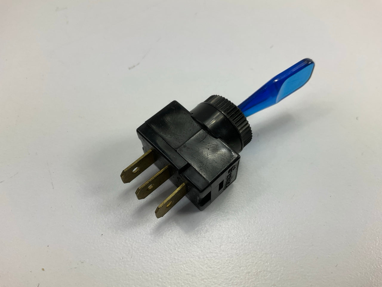 Carquest SBA3512 Blue Illuminated Toggle Switch, 10 Amp 12 Volt