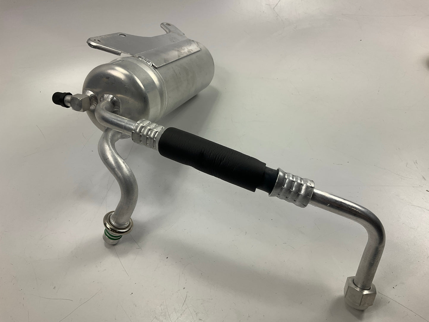 Carquest T83015 A/C Accumulator With Hose Assembly