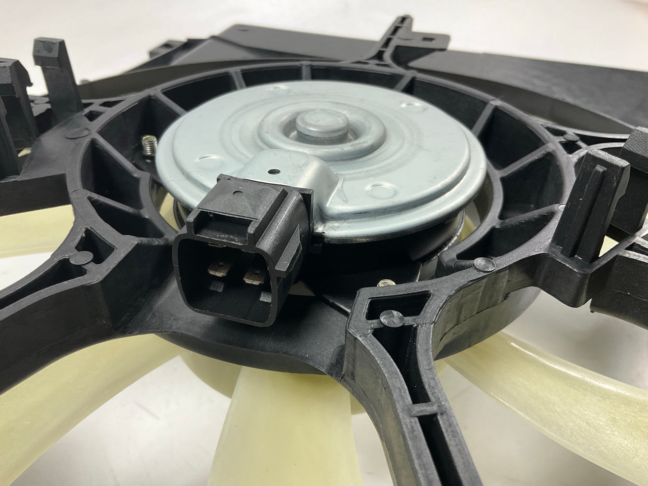Chin Lang CL-4156J Radiator Fan Motor W/ Shroud For 2014-2015 Mitsubishi Mirage