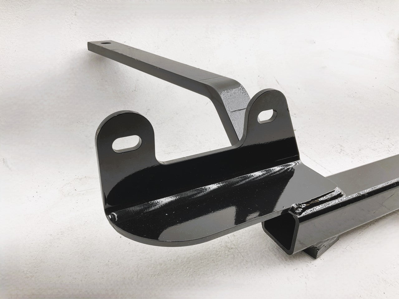 Curt 12272 Class 2 Trailer Receiver Hitch  1-1/4'' For 2004-2007 Chevrolet Malibu