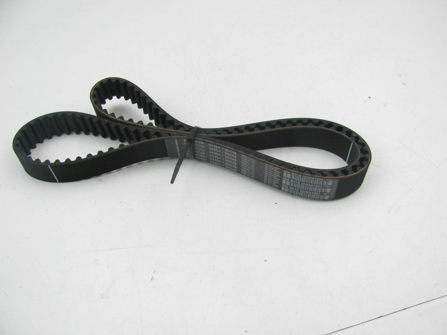 Dayco 94464 Engine Timing Belt For 1993-2004 Nissan Mercury 3.0L 3.3L-V6