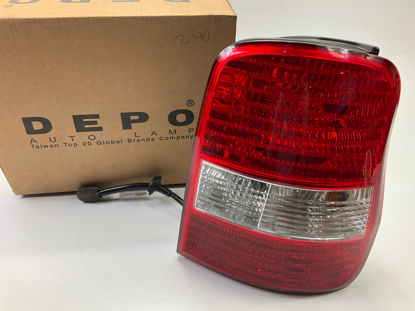 Depo 323-1922R-AS Right Tail Light Lamp Assembly For 2003-2005 Kia Sedona