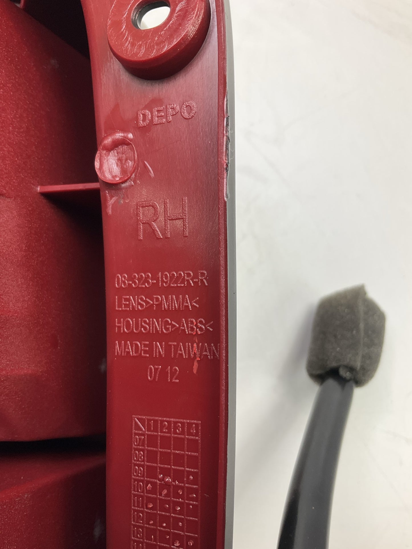 Depo 323-1922R-AS Right Tail Light Lamp Assembly For 2003-2005 Kia Sedona