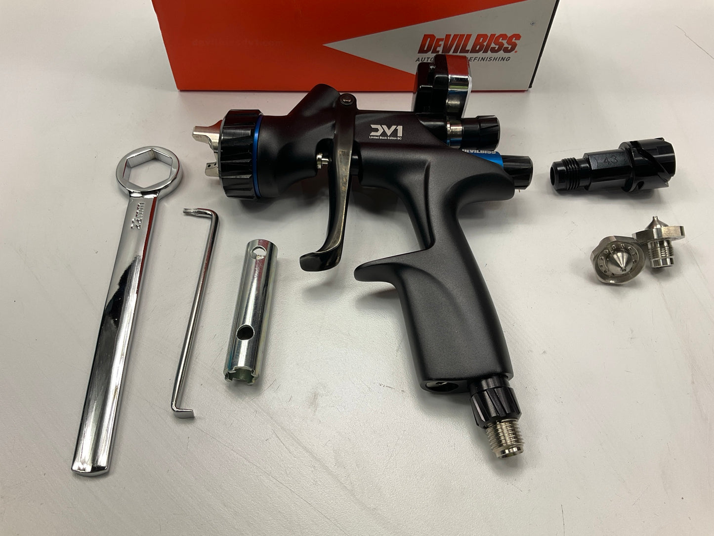 Devilbiss DV1 704504 Basecoat Spray Gun 1.2 1.3 1.4 Tips Black Limited Edition