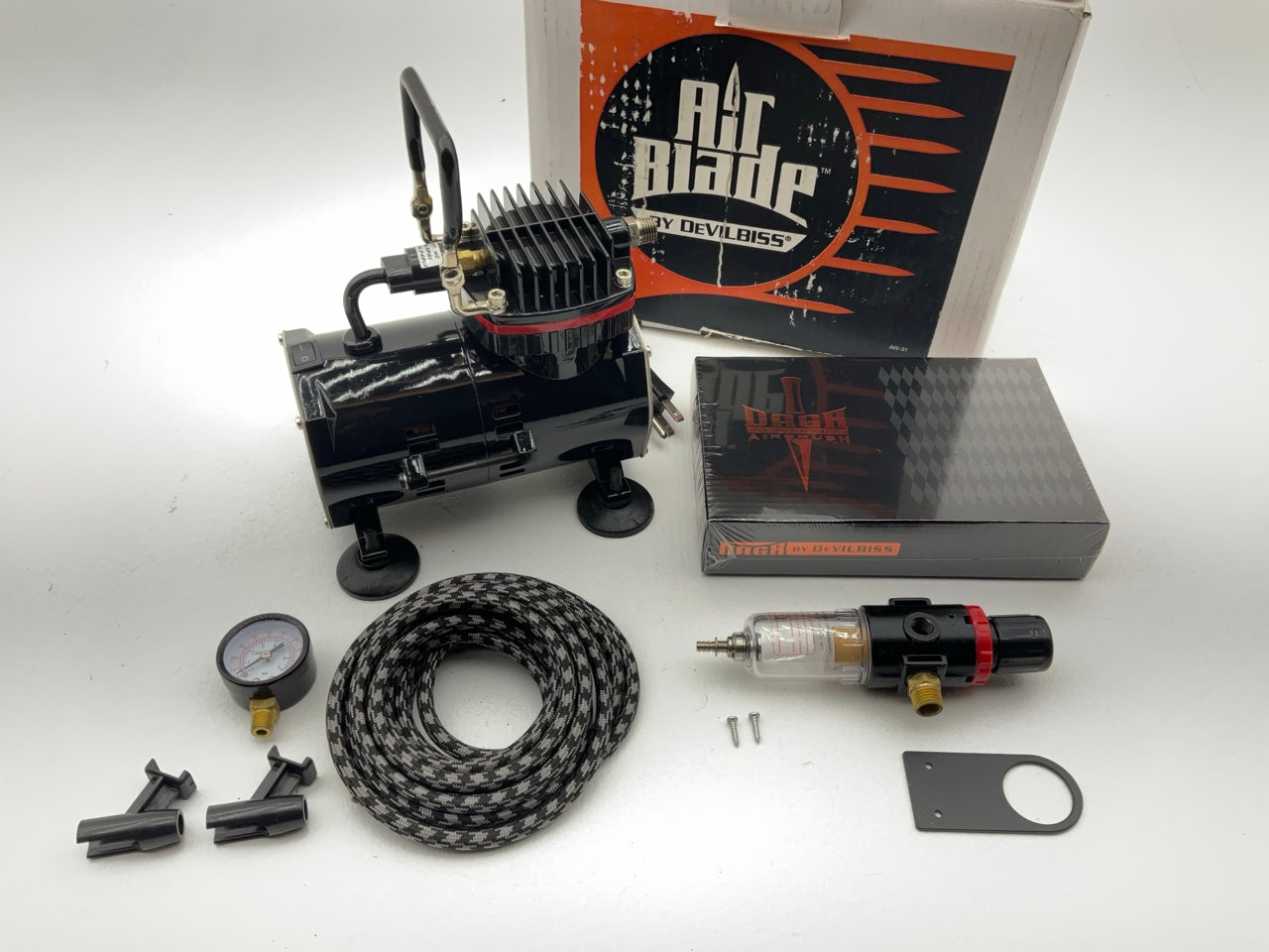 DeVilbiss 803285 - Gravity Dagr 1/8 Hp Air Compressor & Regulator Airbrush Kit