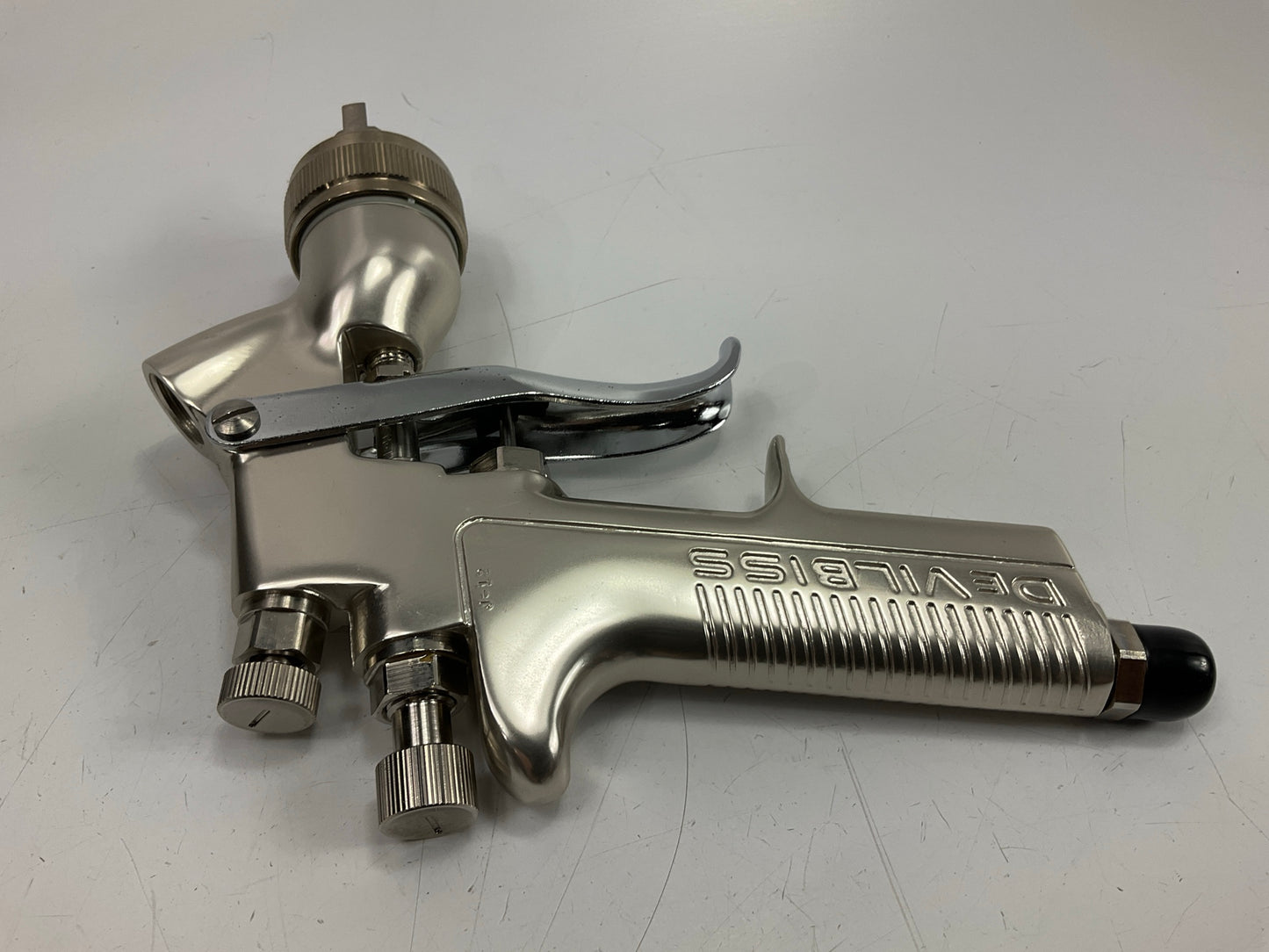 Devilbiss GFG-670 Plus High Efficiency Gravity Feed Paint Spray Gun With Cup