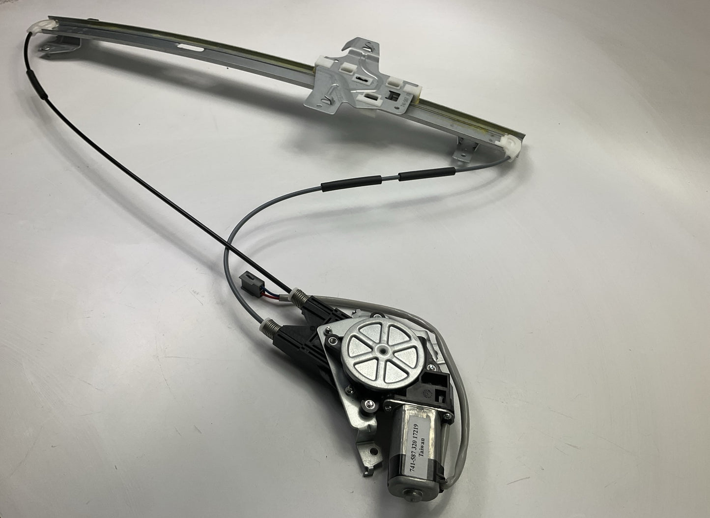 Dorman 741-587 Front Right Power Window Motor & Regulator