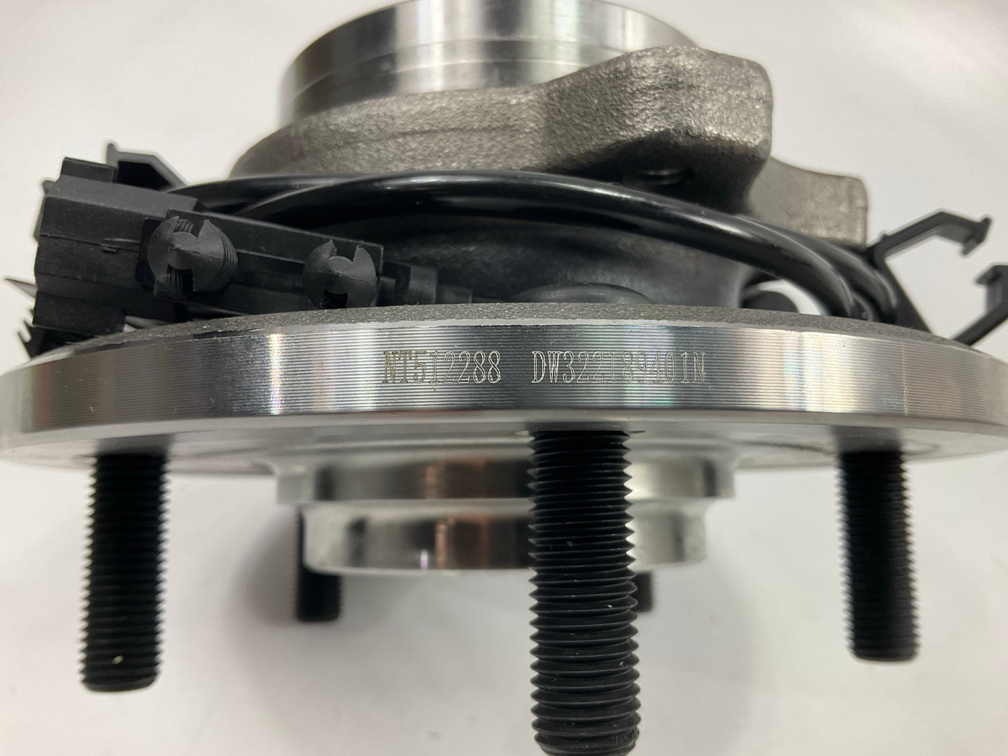 Drive Works NT512288 Rear Wheel Bearing And  Hub For 2004-2006 Chrysler Pacifica