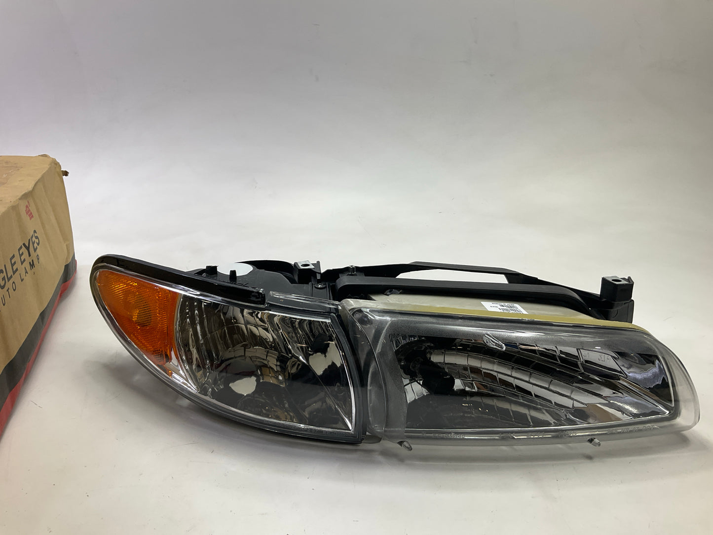 Eagle Eyes GM141-B001R Right Headlight Headlamp For 1997-2003 Pontiac Grand Prix