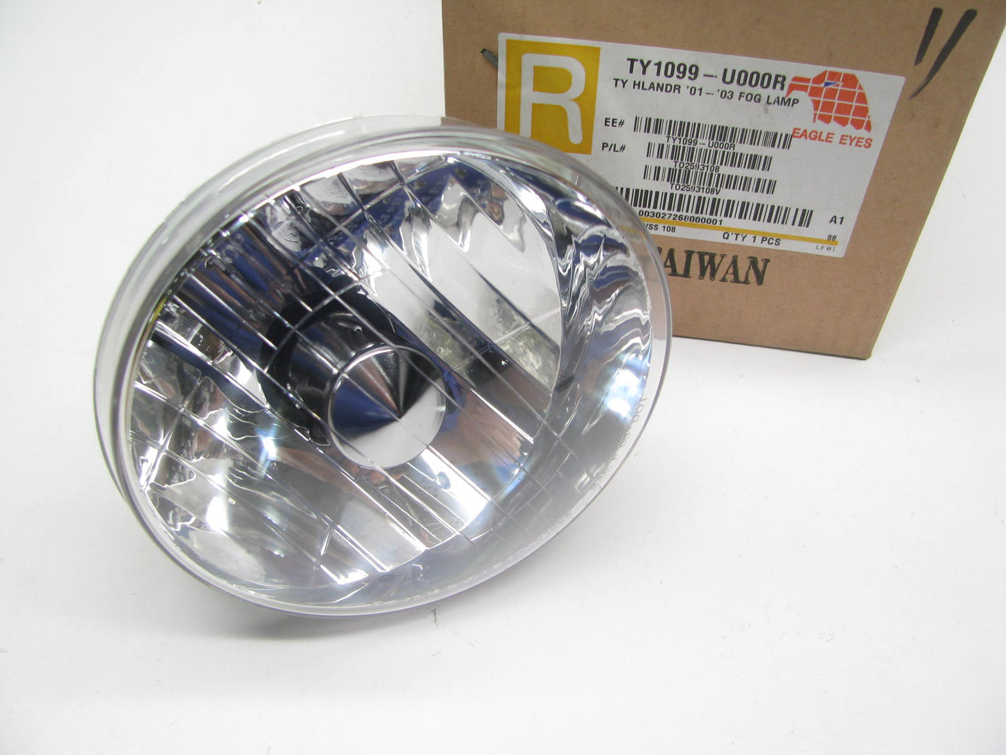 Eagle Eyes TY1099-U000R Right Fog Light Lamp - 2001-2003 Toyota Highlander