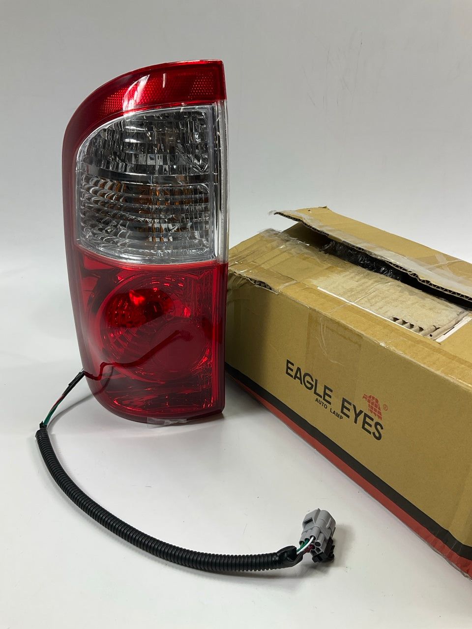 Eagle Eyes TY762-B000L Left Tail Light Lamp For 2000-2006 Toyota Tundra