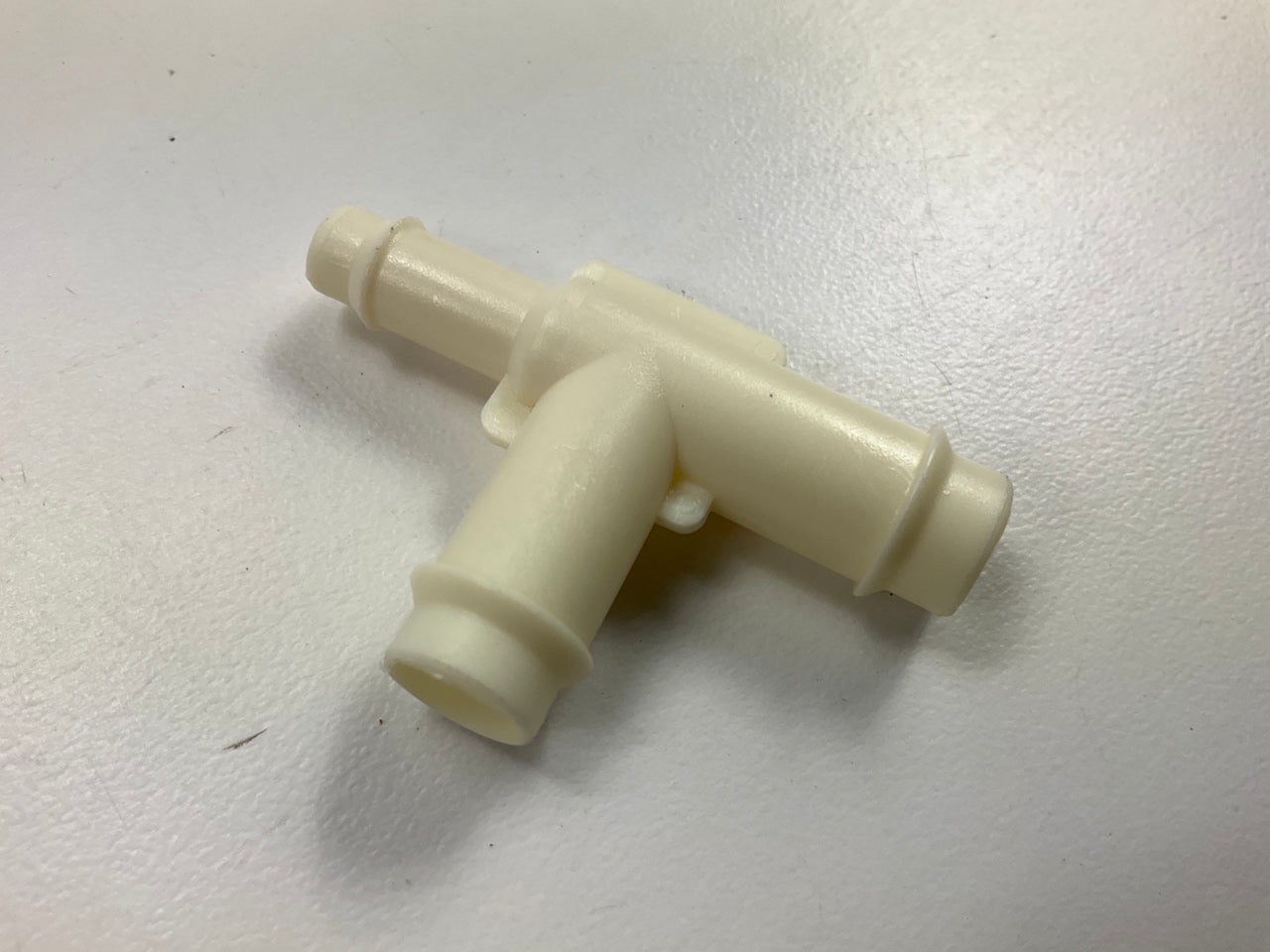 (5) Edelmann 717466 White Plastic Tee 3/8'' X 3/8'' X 1/4'' Hose Size
