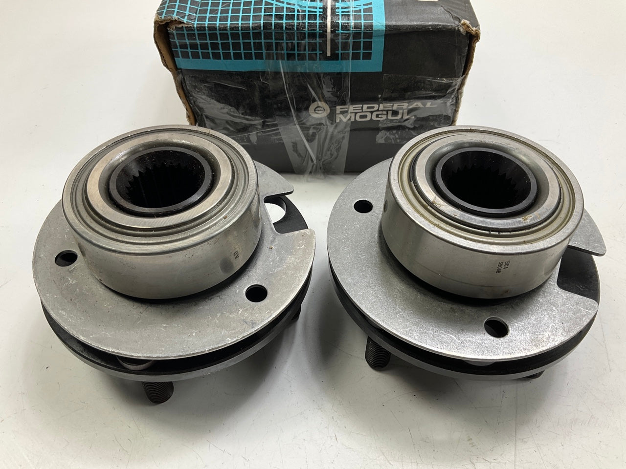 (2) Federal Mogul 518500 Wheel Bearing And Hub Assembly - Front