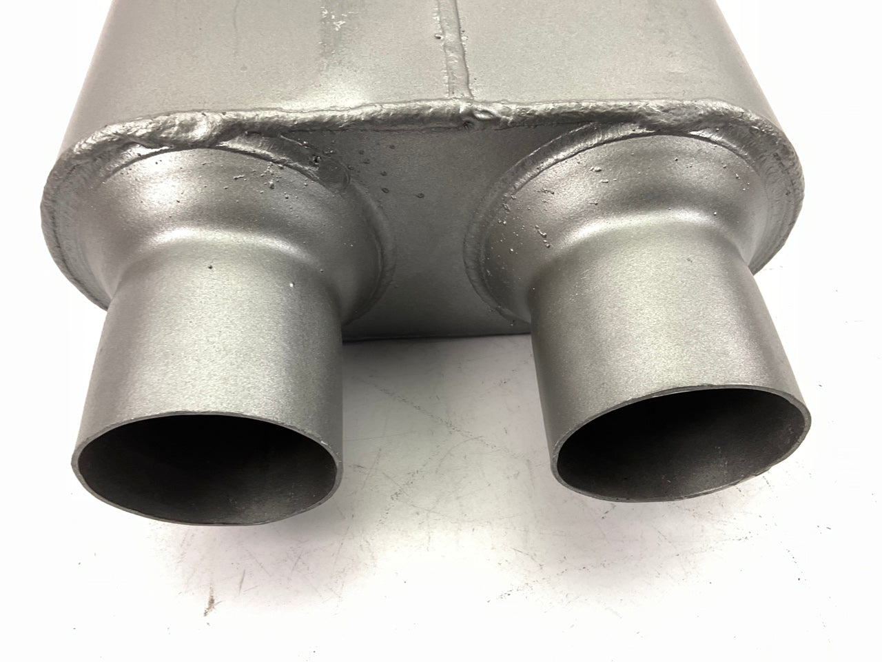 Flowmaster 430402 3'' Center In / 2.5'' Dual Out 40 Series Chambered Muffler