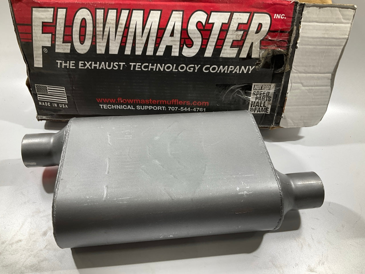 Flowmaster 942443 40 Delta Flow Muffler 2.25'' Offset Inlet / 2.25'' Offset Outlet