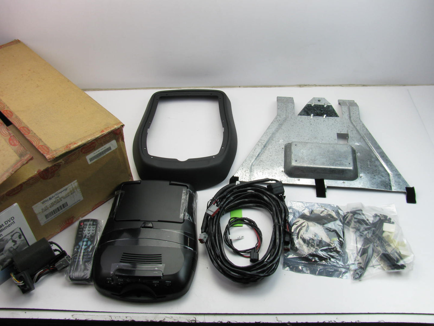 NEW Ford 3L2Z-19G323-EA REAR Overhead DVD CD Flip Down Screen Entertainment Kit