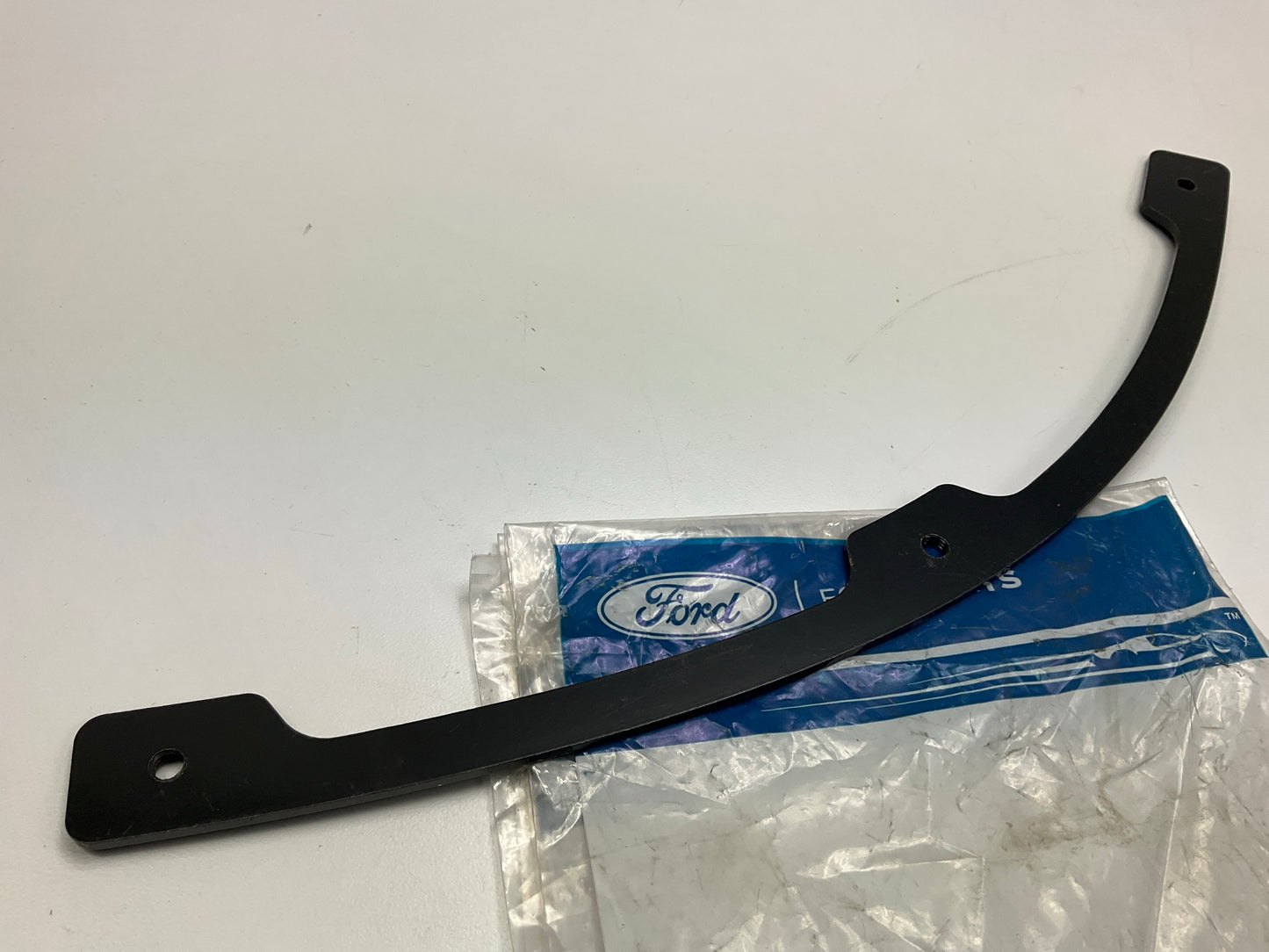 NEW - OEM 5G7Z-17F913-AA Front Left Driver Side Valance Bracket 2005-06 Ford GT