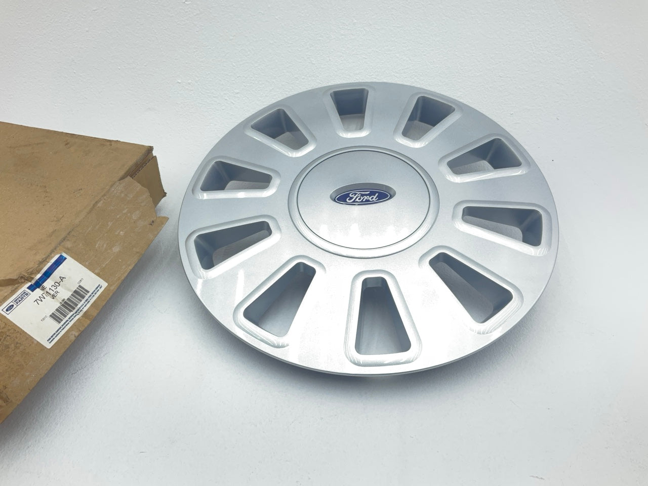 NEW OEM 06-11 Ford Crown Victoria Police Interceptor 17'' Hubcap Wheel Cover