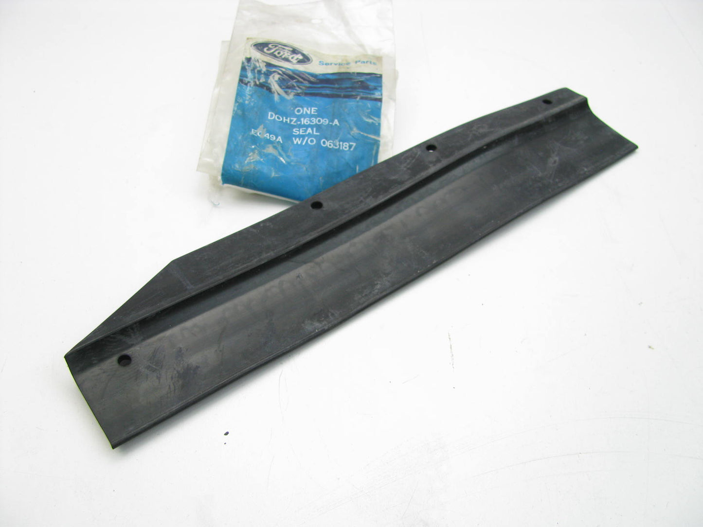 NEW - OEM Ford D0HZ-16309-A Front Left Fender Seal For 1970-1990 L-Series