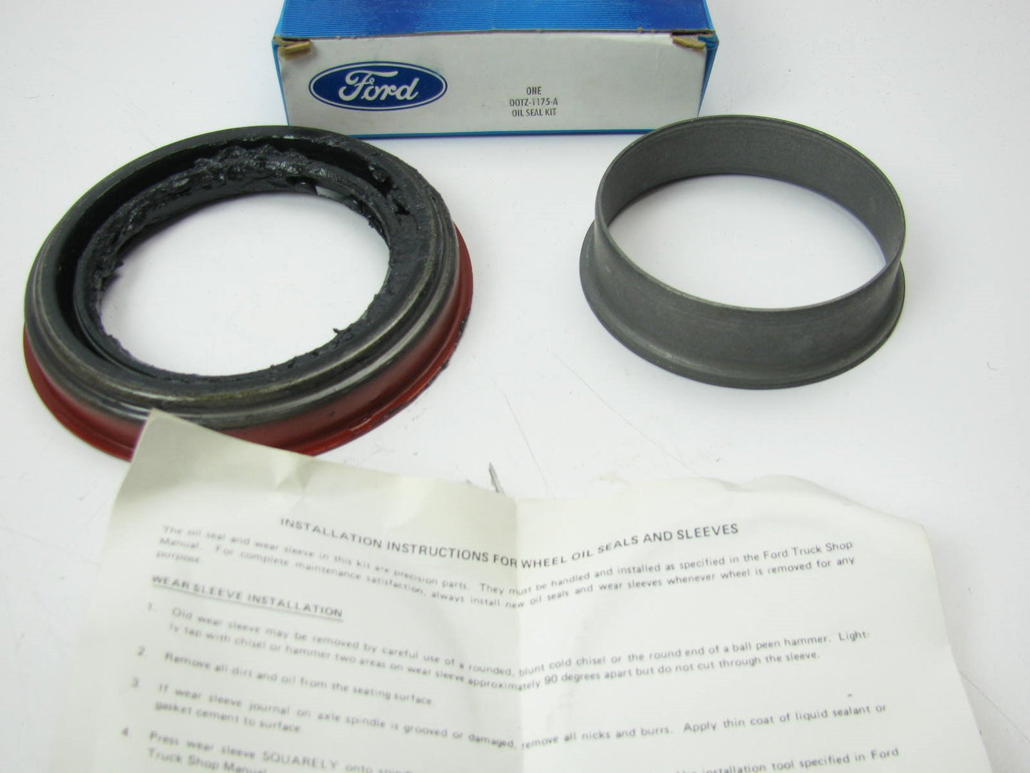 NEW - OEM Ford D0TZ-1175-A Rear Wheel Hub Oil Seal Grease Retainer Kit