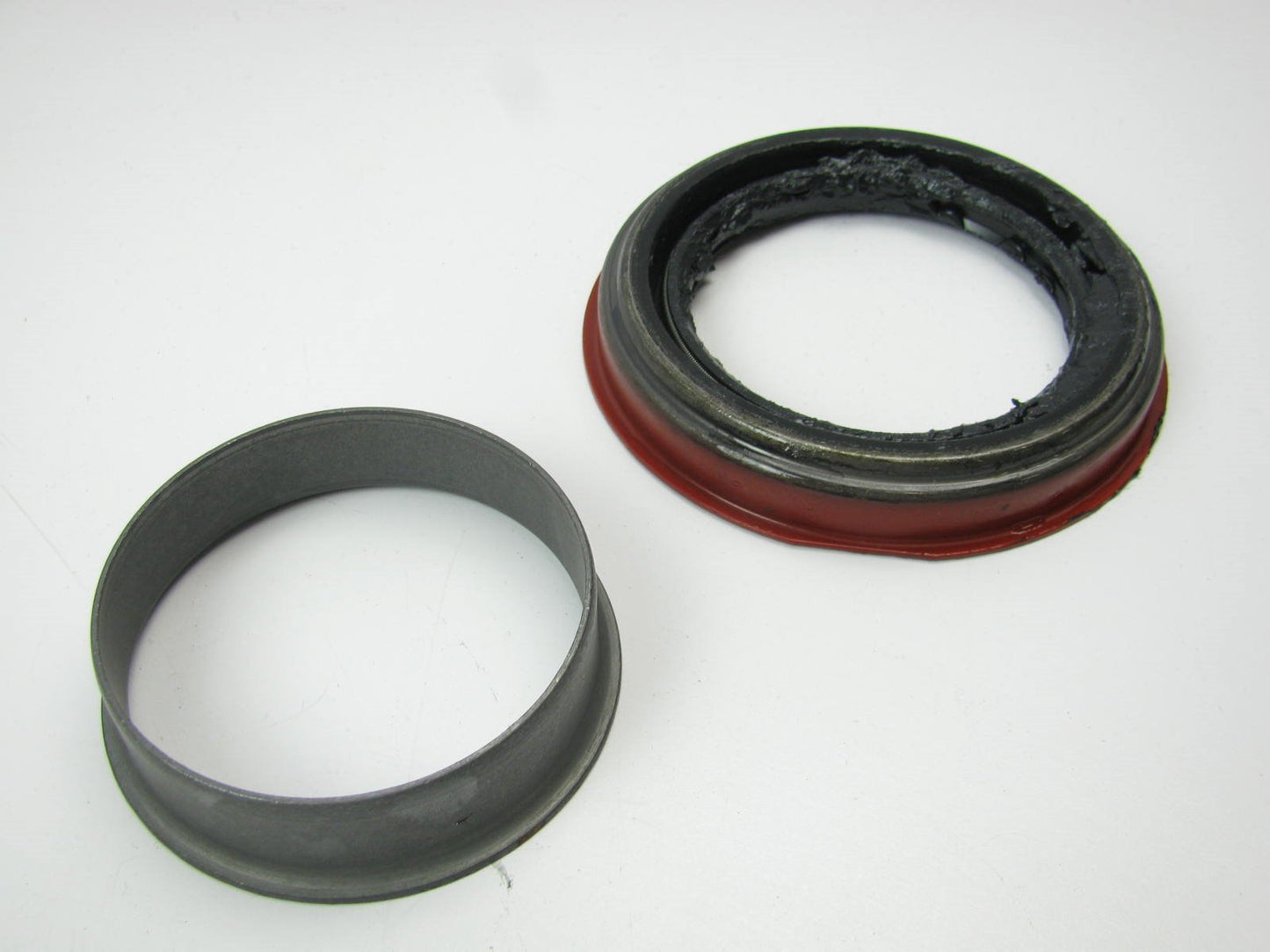 NEW - OEM Ford D0TZ-1175-A Rear Wheel Hub Oil Seal Grease Retainer Kit