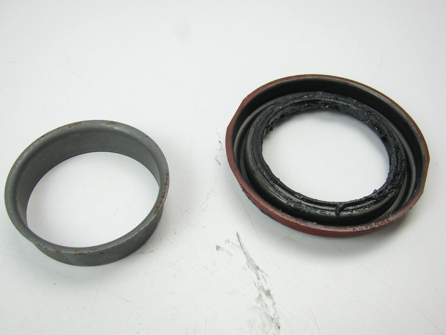NEW - OEM Ford D0TZ-1175-A Rear Wheel Hub Oil Seal Grease Retainer Kit