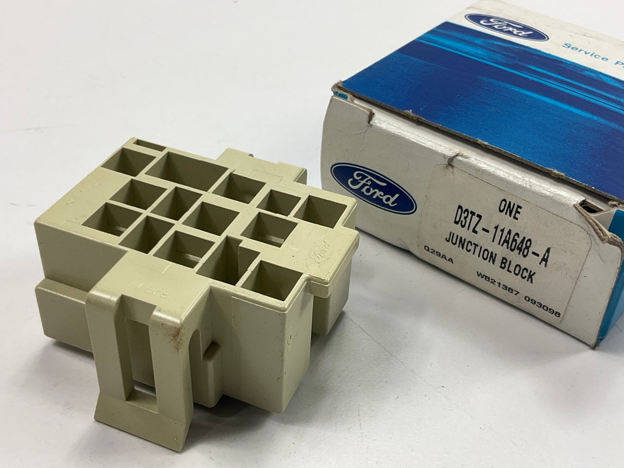 NEW - OEM Ford D3TZ-11A648-A Headlamp Switch Junction Block 1973 F500 B600