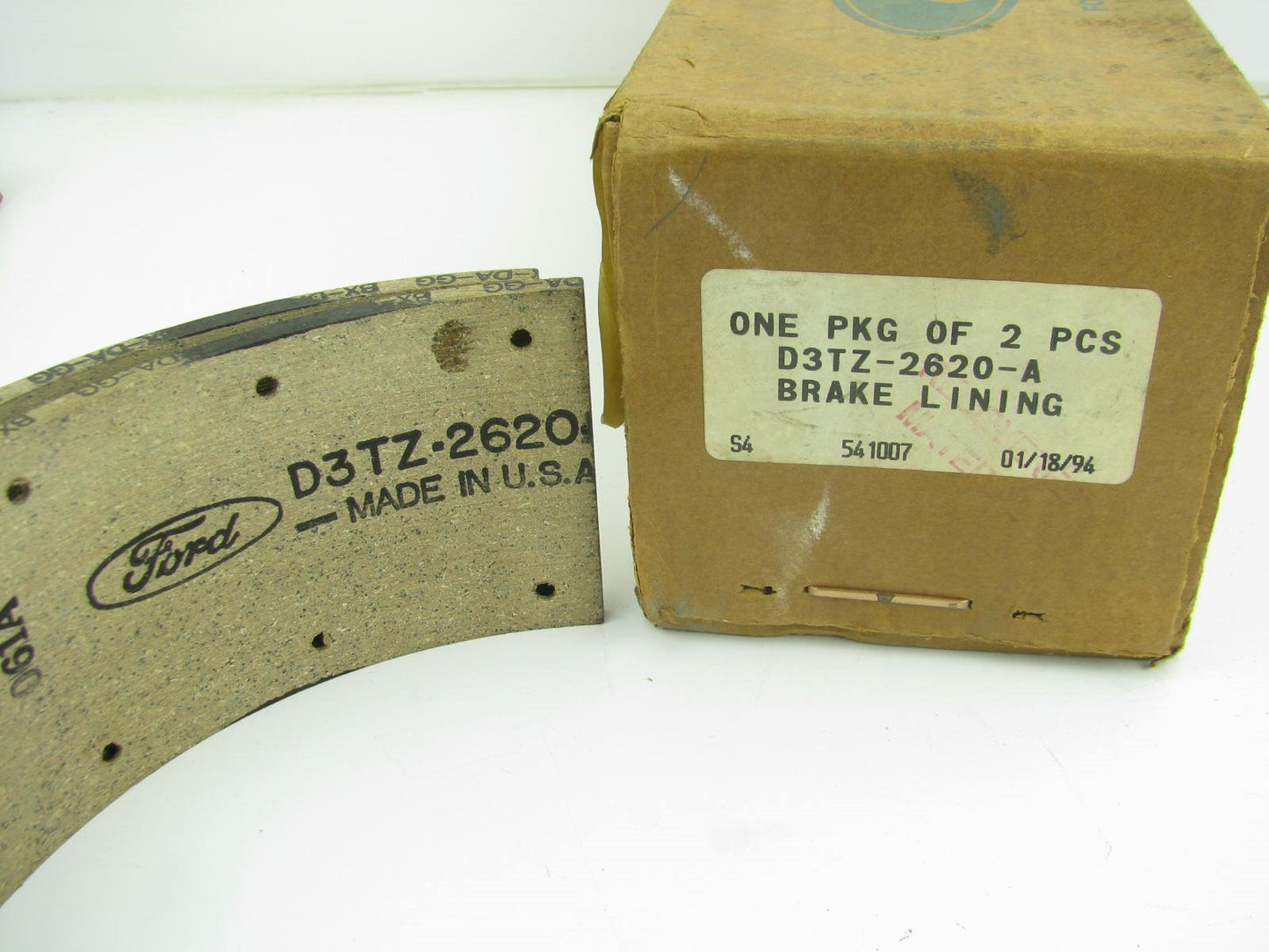 NOS OEM Ford D3TZ-2620-A Brake Shoe Lining  1973 Medium Duty Trucks