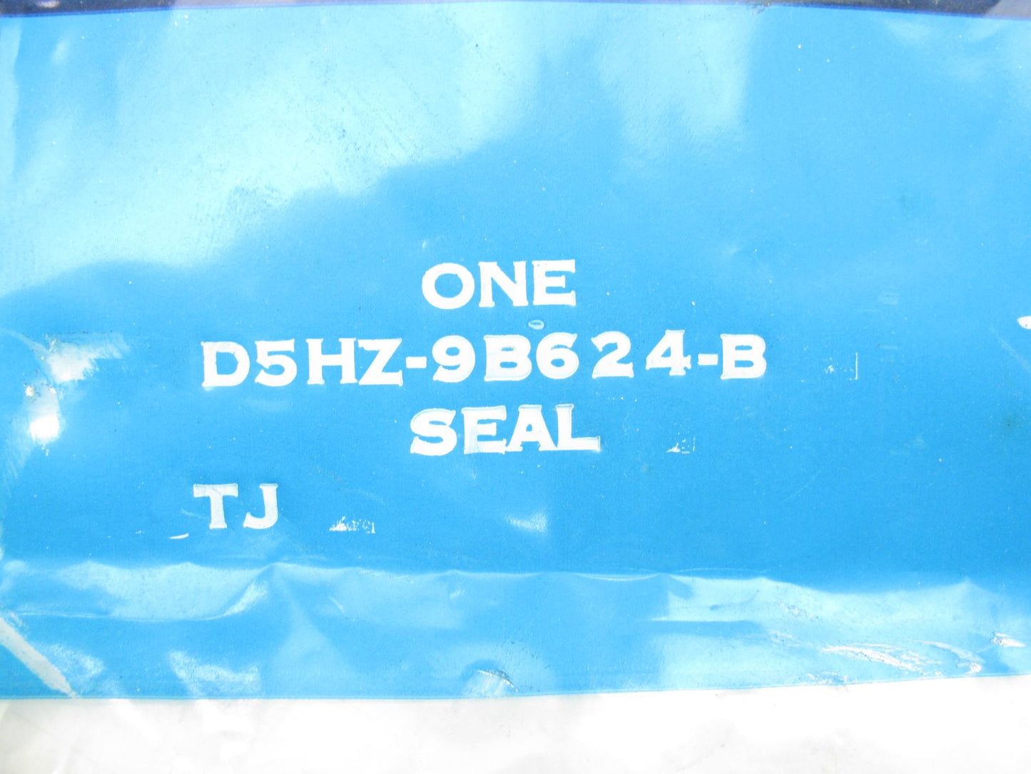 NOS OEM Ford D5HZ-9B624-B Air Cleaner Housing Seal D5HA-9B687-BA