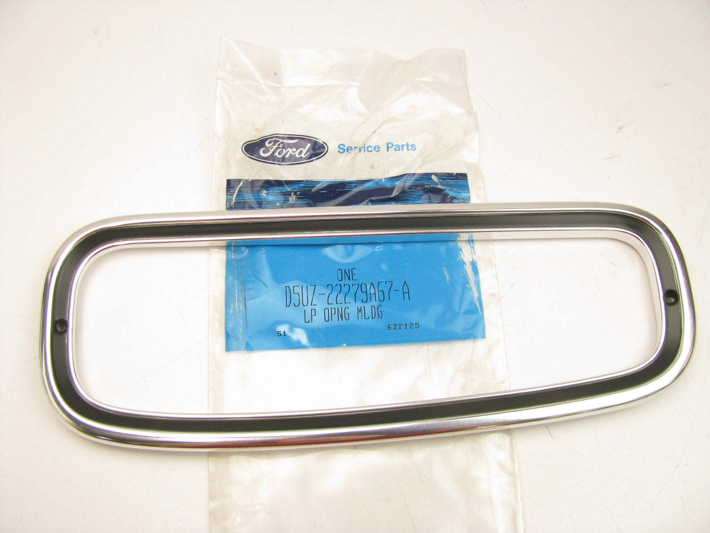 NOS OEM Ford D5UZ-22279A67-A  LEFT (DRIVERS) Side Tail Light Lamp Trim Moulding