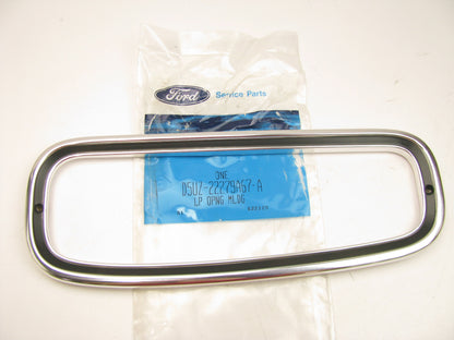 NOS OEM Ford D5UZ-22279A67-A  LEFT (DRIVERS) Side Tail Light Lamp Trim Moulding