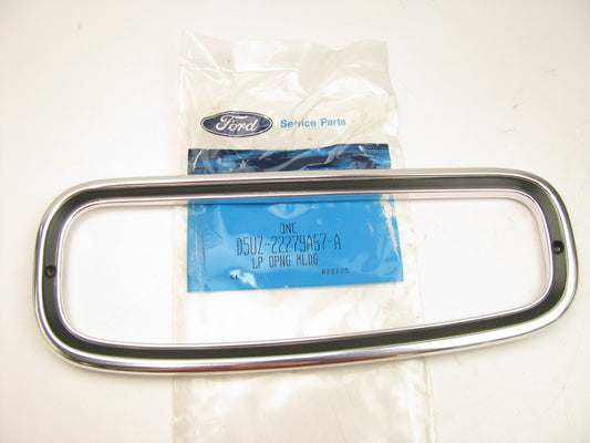 NOS OEM Ford D5UZ-22279A67-A  LEFT (DRIVERS) Side Tail Light Lamp Trim Moulding