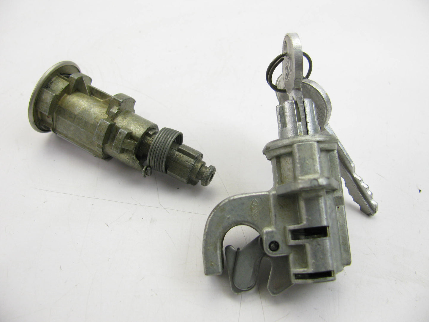 NOS - OEM Ford D6AZ-6043507-A Luggage Compartment & Glove Box Lock Set