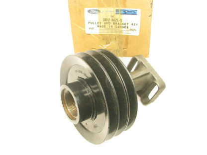 NEW - OEM Ford D8HZ-8625-B / D7HT-8625-AA Water Pump Pulley & Fan Bracket