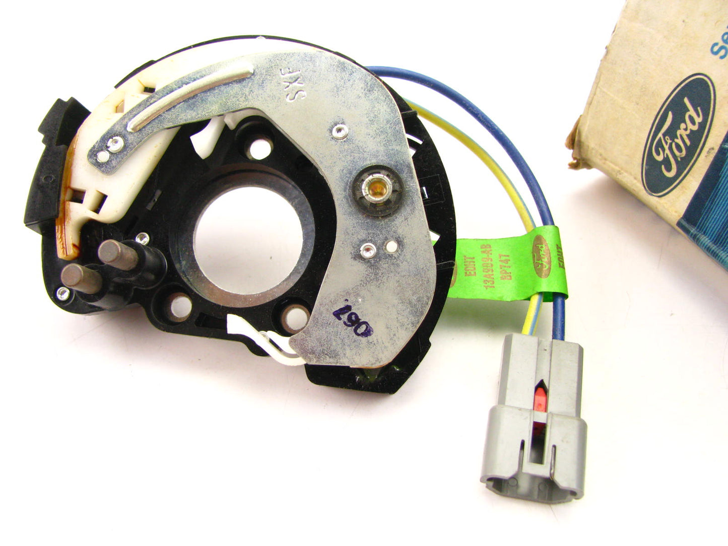 NEW - OEM Ford E0HZ-13A823-A Horn Switch Brush Plate 1980-1989 F600 F700 F800