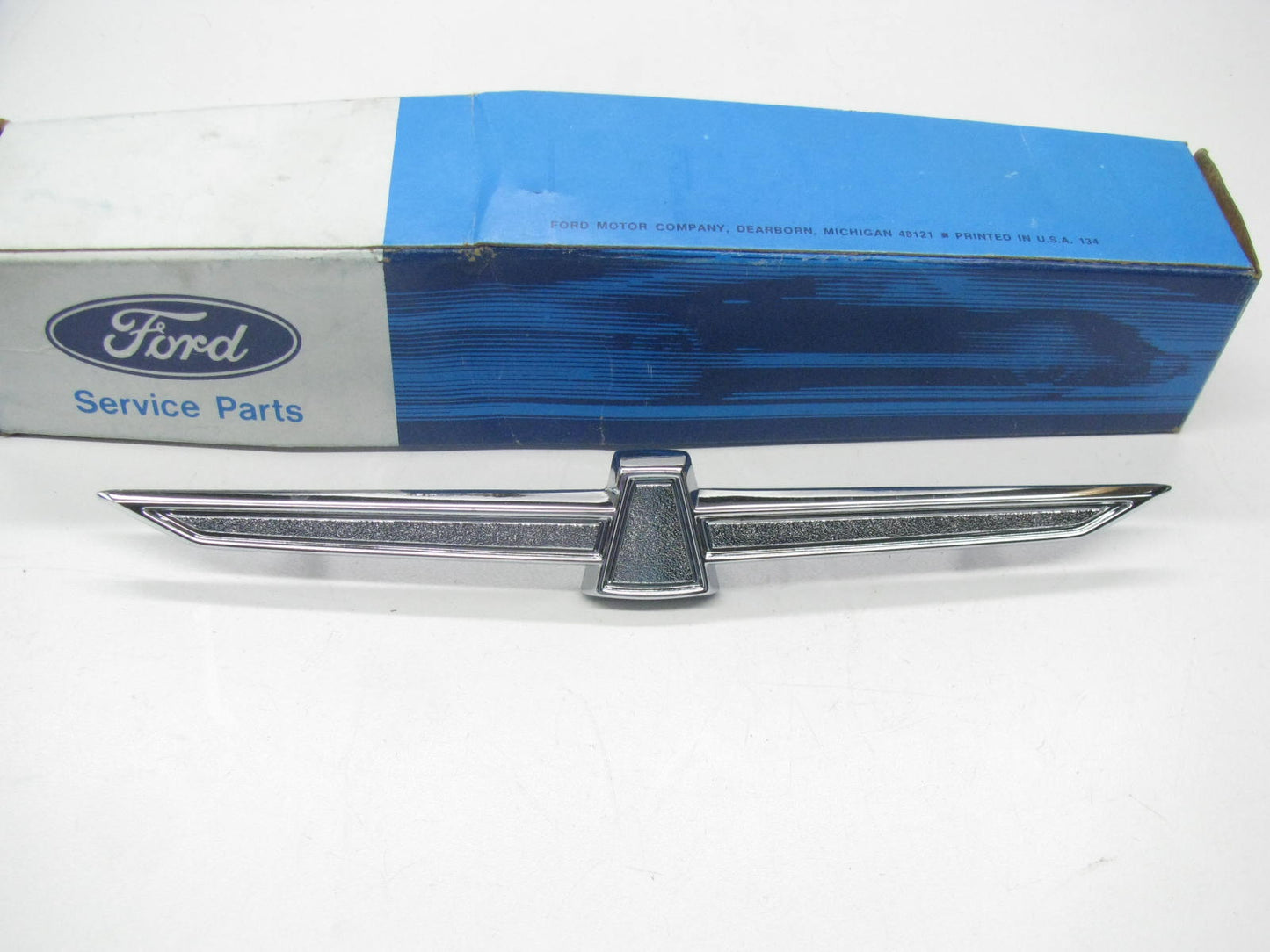 NEW - OEM Ford E3SZ-8213-A Grille Emblem 1983 Thunderbird