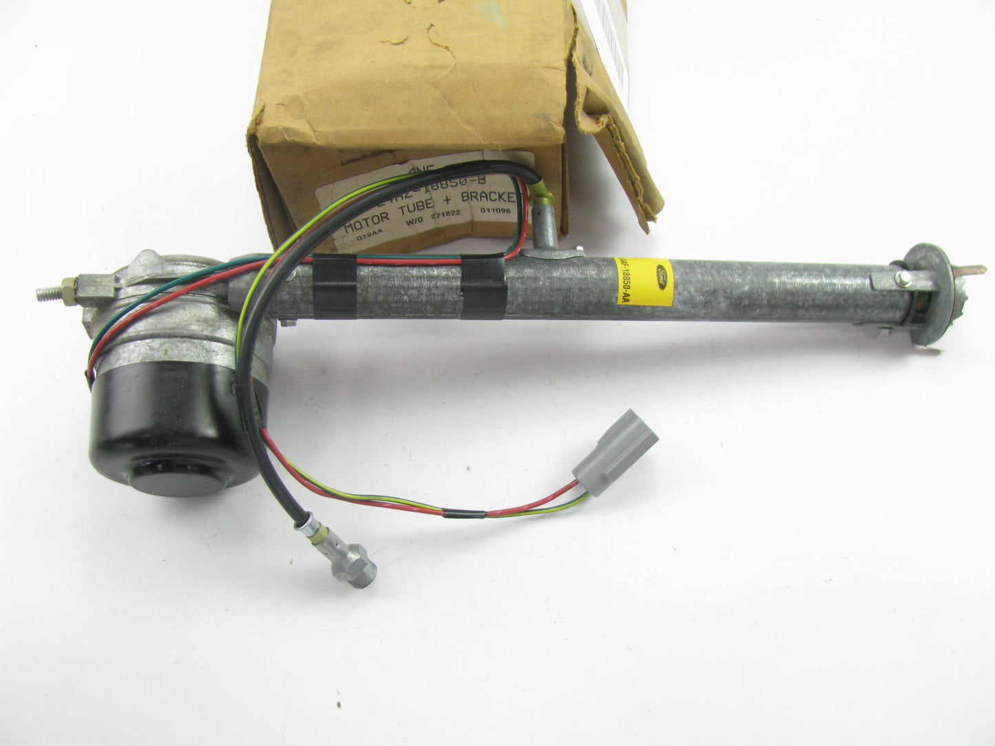 NEW - OEM Ford E4AZ-18850-B Electric Radio Antenna 1980-1984 LTD & Grand Marquis