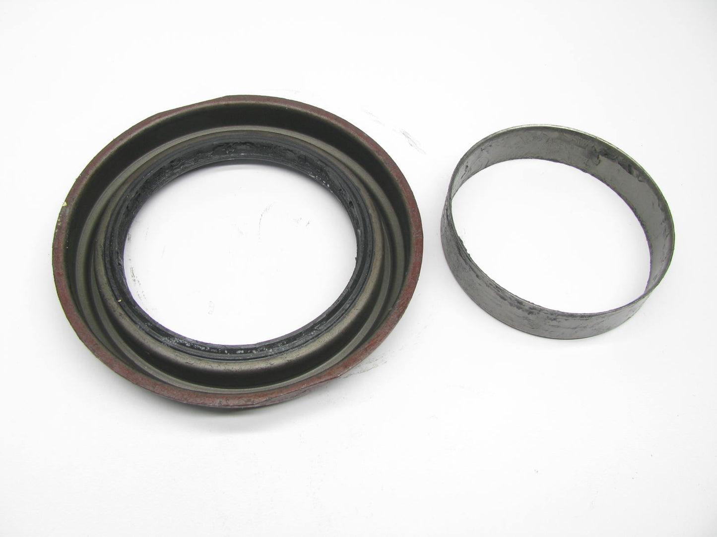 NEW - OEM Ford E4HZ-1175-A Rear Wheel Seal