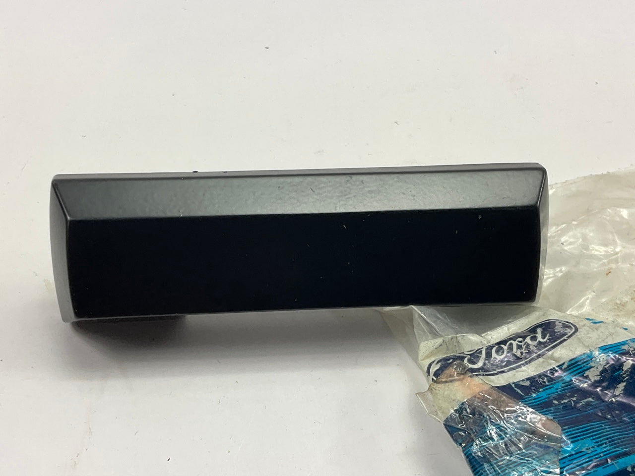NEW - OEM Ford E4TZ-9844009-A Movable Back Window Handle 1984-1990 Bronco II