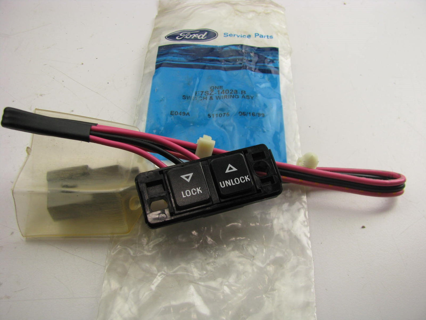 NOS 1987-1988 FORD THUNDERBIRD POWER DOOR LOCK CONTROL SWITCH E7SZ-14028-B