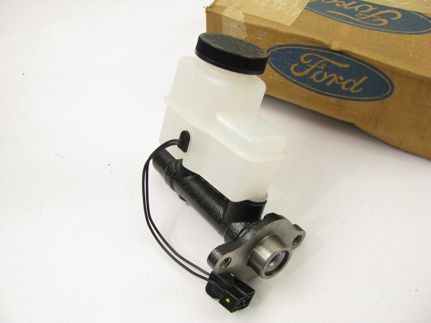 NEW GENUINE OEM Ford E8GY-2140-C Brake Master Cylinder