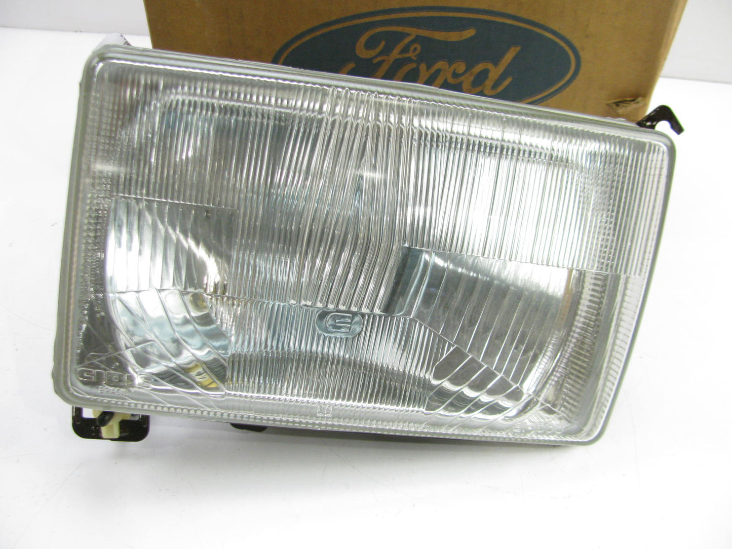 NEW - OEM Ford E8HZ-13008-C Right Aero Headlight Headlamp 1988-1994 CF700/800