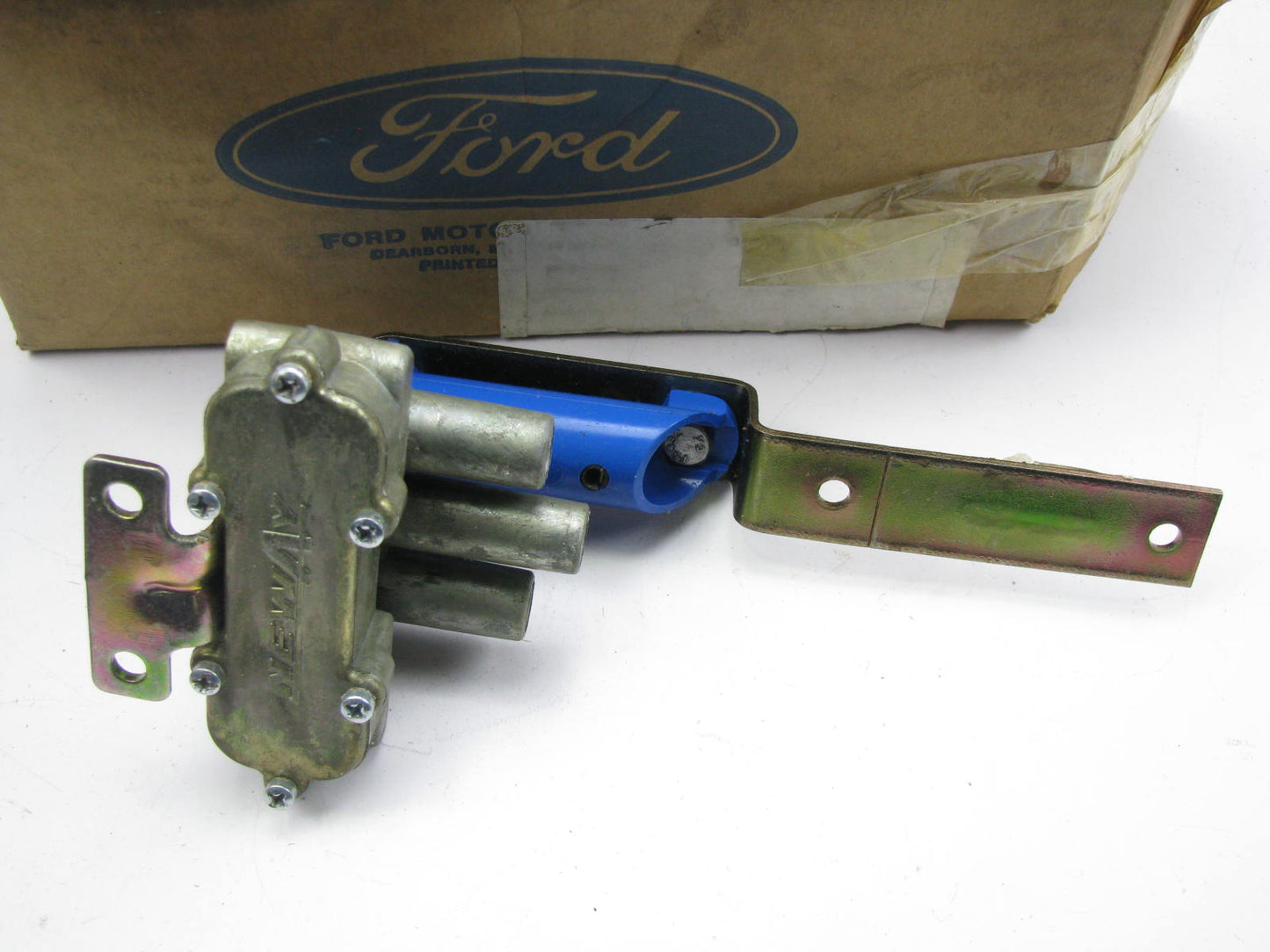 NEW - OEM Ford E8HZ-5L712-A Rear Suspension Leveler Valve 1980-90 L-Series Neway